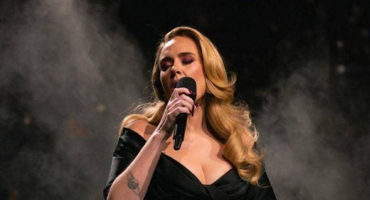 Adele confronta a fanático homófobo en pleno concierto