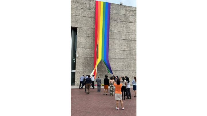 Así defendió el líder sindical del Infonavit el retiro y destrucción de bandera LGBT+