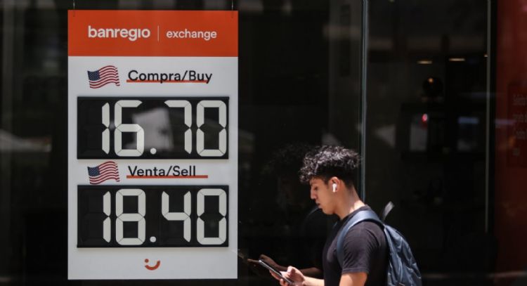 El peso inicia semana a la baja: el dólar alcanza las 18.65 unidades