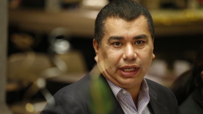 Feministas piden retirar foto de Javier López Zavala de la Sala de Secretarios de Gobernación