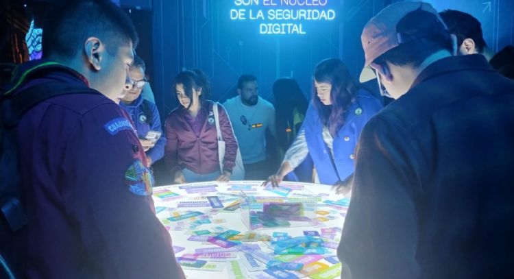 "Misión Cyborg" la exposición que busca acercar a jóvenes a las finanzas digitales