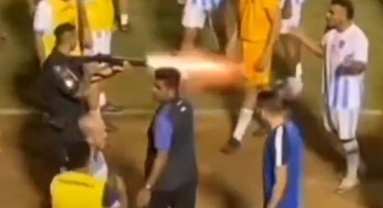 Policía dispara en la pierna a un portero durante una trifulca entre jugadores (Video)