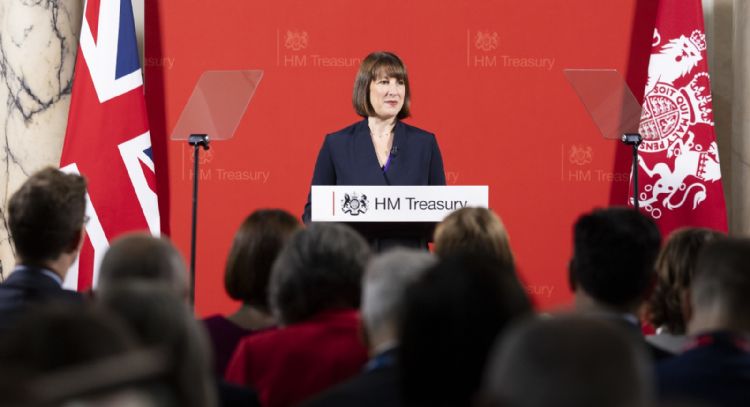 Nueva jefa del Tesoro británico promete dirigir la economía con "disciplina de hierro"