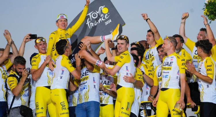 Pogacar conquista el Tour de Francia por tercera ocasión y celebra ganando la última etapa