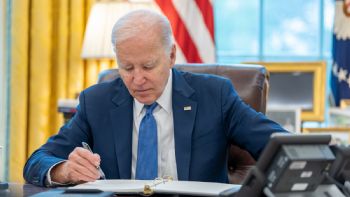 Biden firma orden ejecutiva para expandir la infraestructura de la IA