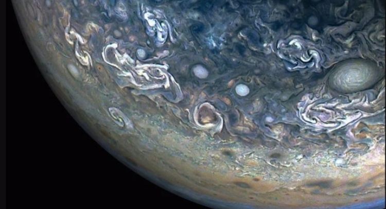 La nave Juno de la NASA captura las "coloridas y caóticas" nubes de Júpiter