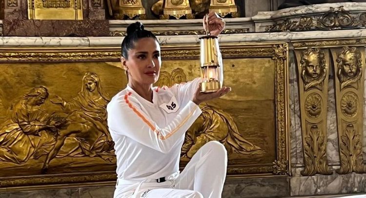 “Represento a todos”: así portó Salma Hayek la antorcha olímpica en el Palacio de Versalles
