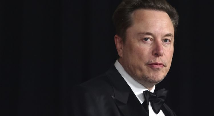 Cómo Elon Musk, propietario de X, utiliza su red social para amplificar sus opiniones de derecha