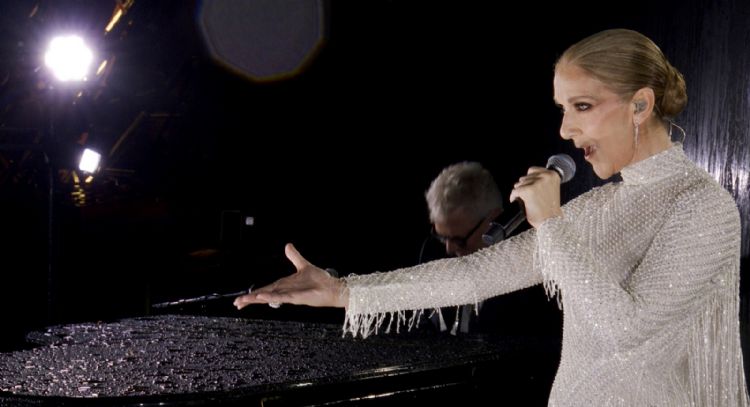 Celine Dion regresa al escenario en Juegos Olímpicos y conmueve con serenata en la Torre Eiffel