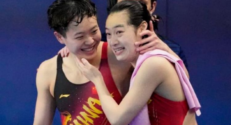 China conquista su primer oro en clavados en busca de la barrida de ocho