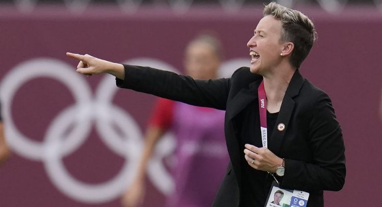 FIFA suspende un año a la entrenadora de Canadá femenil por espionaje en los Juegos Olímpicos