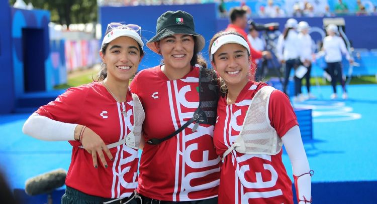 AMLO felicita al equipo femenil de tiro con arco por medalla de bronce en París 2024