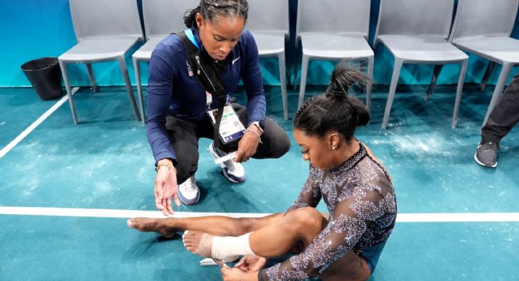 Biles se sacude dolencia en la pierna y domina en calificación de gimnasia