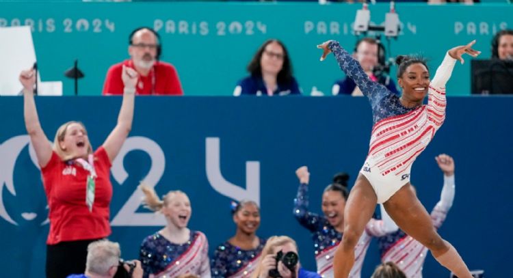 Simone Biles y EU se redimen con oro olímpico en la gimnasia