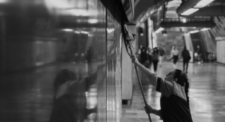 El abuso laboral a las mujeres en “Tratado de invisibilidad”