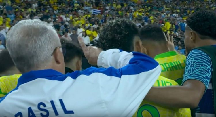 Técnico de Brasil es ignorado por sus jugadores previo a los penaltis
