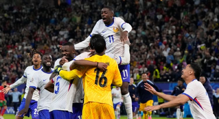 Futbolistas franceses celebran resultados de las elecciones
