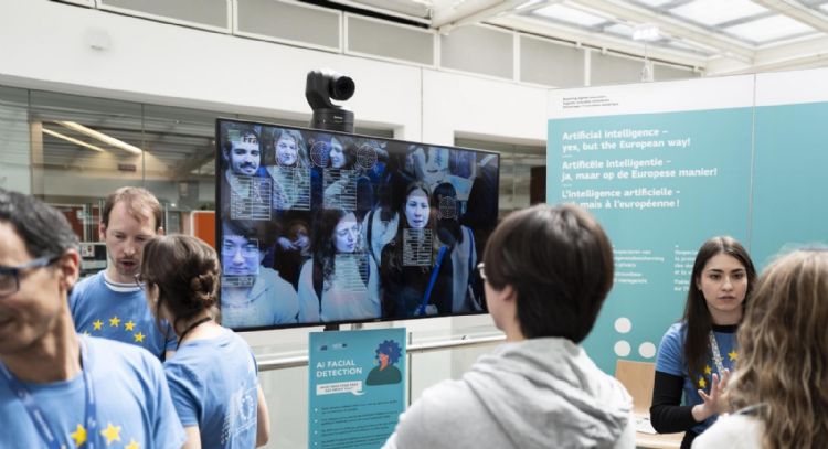 Ley inédita para regular la inteligencia artificial entra en vigor en la UE