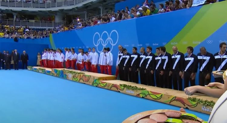 Serbia derrota 13-11 a Croacia para su tercer oro consecutivo en waterpolo masculino olímpico