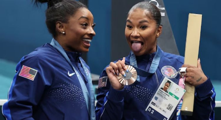 ¿Por qué le quitaron la medalla de bronce a la gimnasta Jordan Chiles?