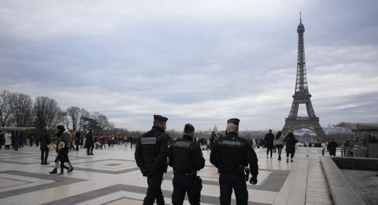 Desalojan rascacielos e instituciones de París por oleada de amenazas de bomba