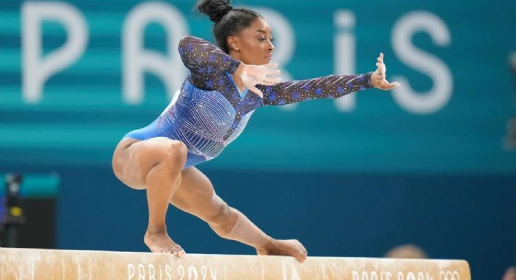 Madre biológica de Simone Biles reaparece después de abandonarla y le ofrece una disculpa
