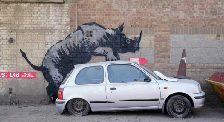 Bansky pinta un rinoceronte aplastando un automóvil en Londres