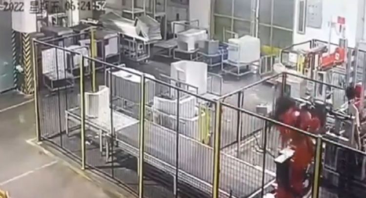 Se viraliza video de robot industrial que aplasta a un trabajador hasta matarlo