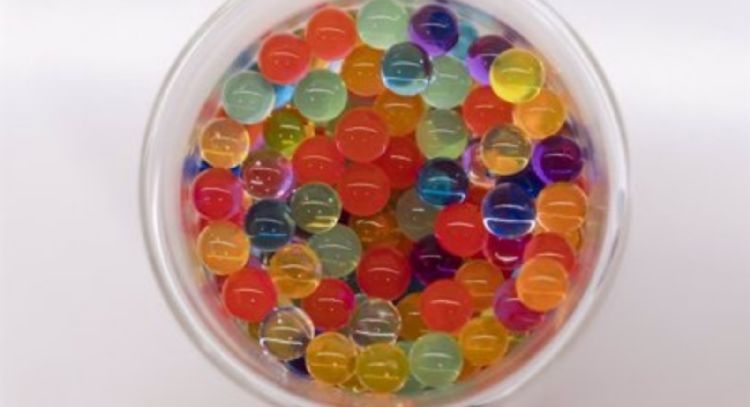 Alertan sobre aumento de visitas a urgencias por accidentes de niños con perlas de agua