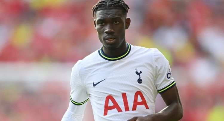 El Tottenham suspendió a Yves Bissouma por inhalar “gas de la risa”