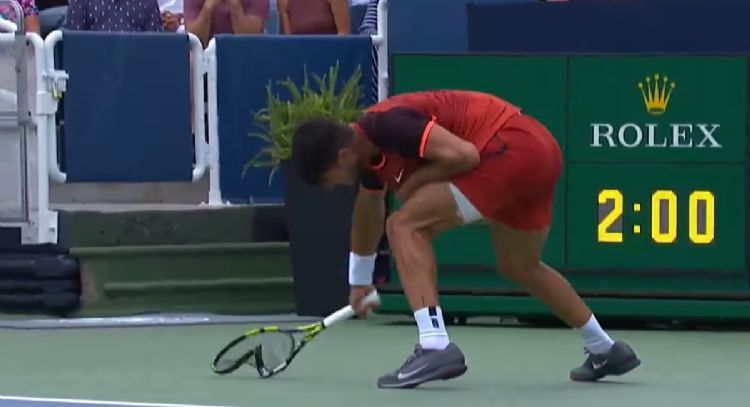 Alcaraz se disculpa por golpear el suelo con su raqueta tras perder con Monfils