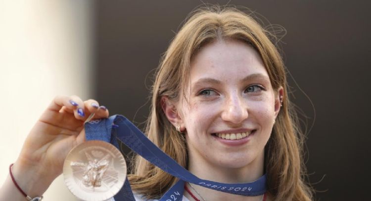 Ana Barbosu recibe la medalla de bronce que le quitaron a la gimnasta Jordan Chiles