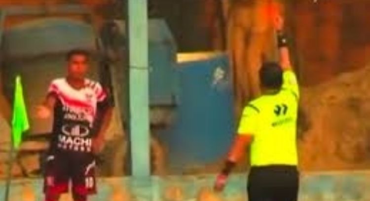 Expulsan a futbolista de juego en Perú por orinar en el campo