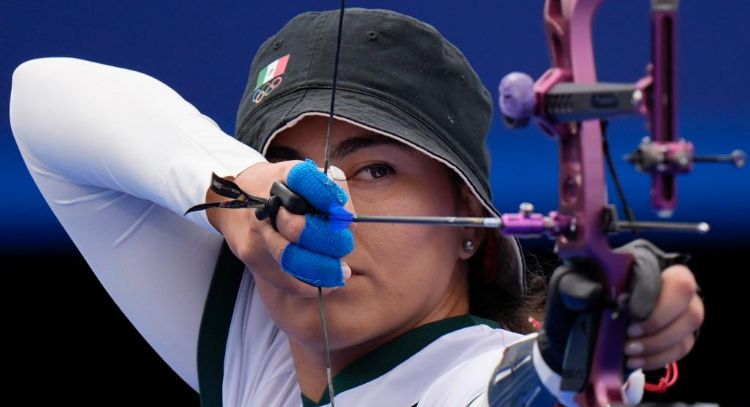 Tras medalla en París 2024, la arquera Alejandra Valencia denuncia que Conade le redujo su beca