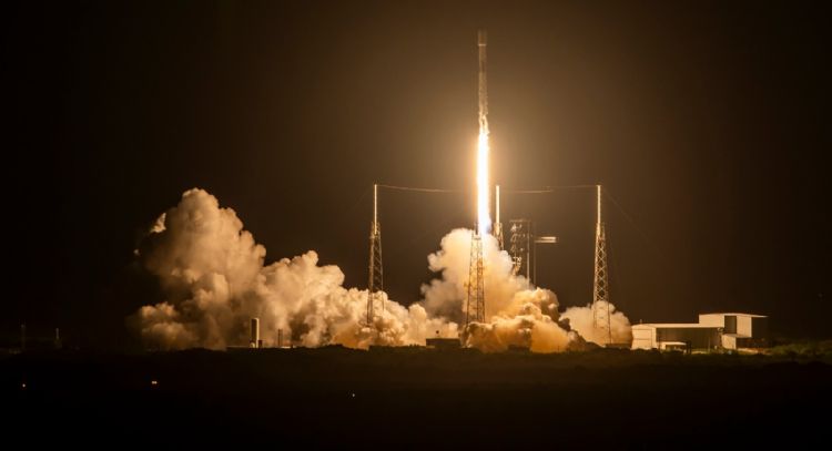 Autoridades aeronáuticas de EU suspenden lanzamientos de SpaceX tras incendio de cohete