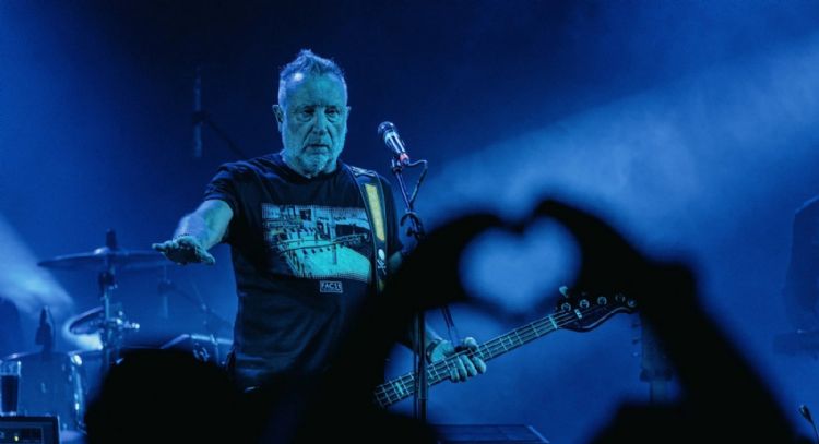 Peter Hook, show pospunk evocando a Joy Division y New Order (Video)