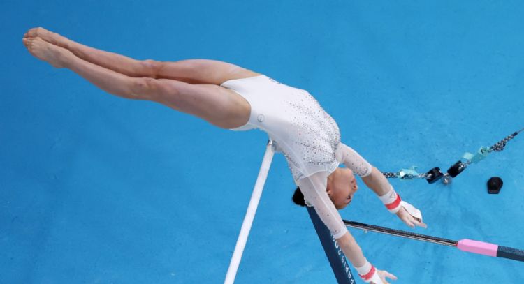 Kaylia Nemour, la gimnasta francesa que compite por Argelia, gana oro en barras asimétricas