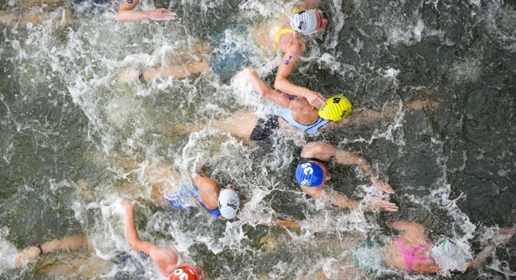 Triatleta de Bélgica se enferma después de nadar en el Sena en París 2024