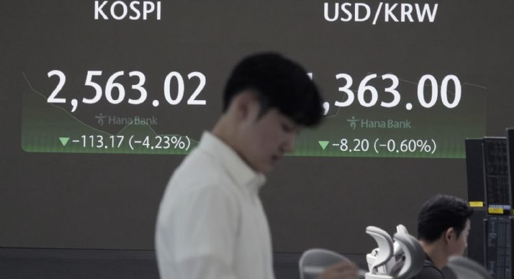 Índice Nikkei de Japón se desploma 12.4% entre temor en los mercados por la economía de EU