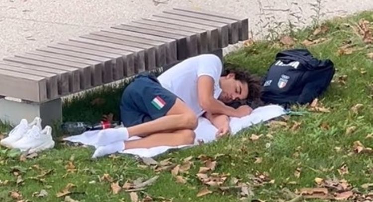 Thomas Ceccon, medallista olímpico, durmió en un parque tras quejarse de la Villa Olímpica