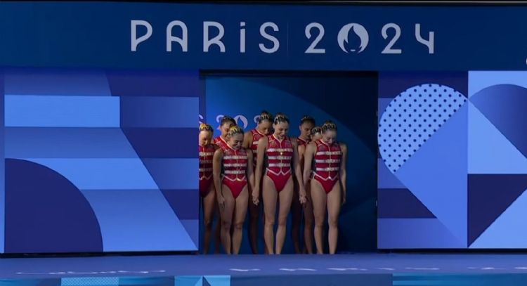 Equipo mexicano de natación artística debuta en París 2024 al ritmo de Queen (Video)