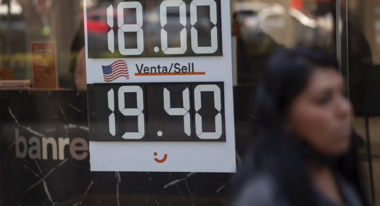 Lunes Negro: el peso se desploma a su peor nivel en dos años