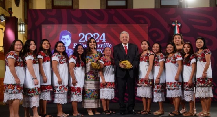 AMLO reconoce a las Diablillas de Hondzonot, equipo de softbol en Quintana Roo