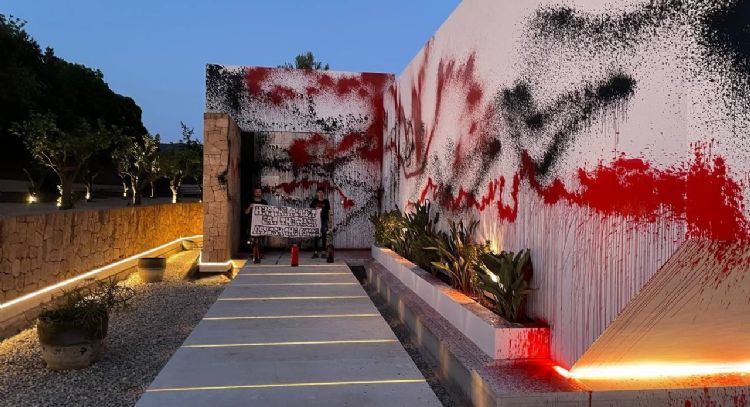 Activistas climáticos vandalizan casa de Messi en Ibiza (Video)