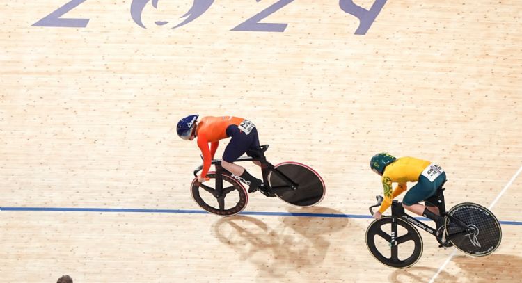 Ciclistas chocan durante prueba de velocidad en París 2024 (Video)