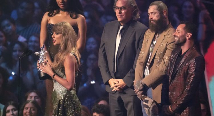 Taylor Swift gana el máximo honor en los Premios MTV y empata récord de Beyoncé