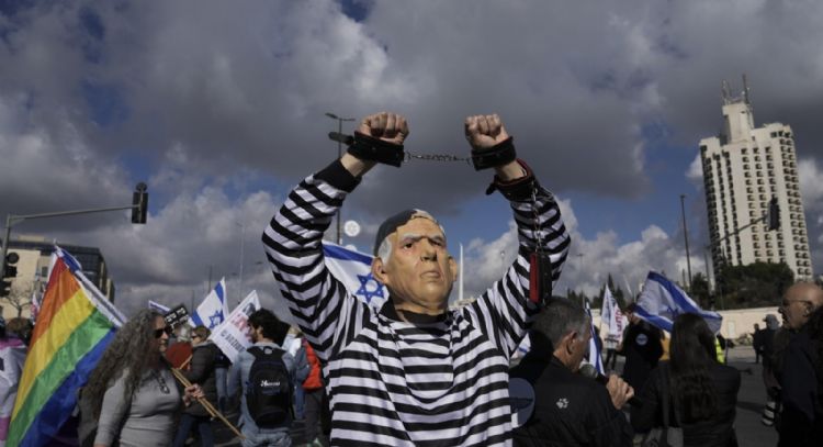 Israel: Un impactante documental sobre Netanyahu y su círculo, procesados por corrupción