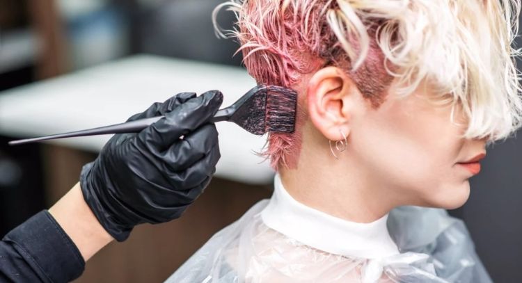 Una mujer empieza a ver borroso tras teñirse el pelo con un tinte con aminas aromáticas