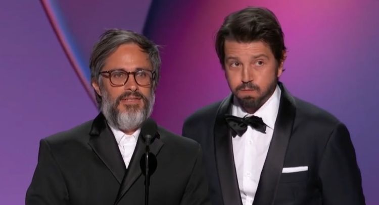 Gael García Bernal y Diego Luna sorprenden en los premios Emmy; presentan premio en español (Video)