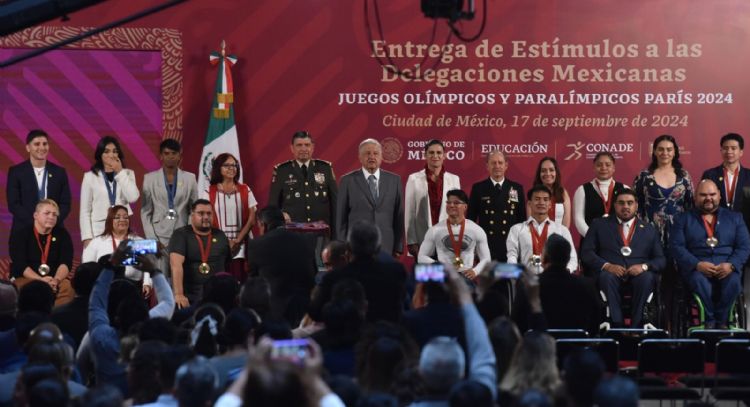 AMLO entrega estímulos económicos a deportistas que participaron en París 2024